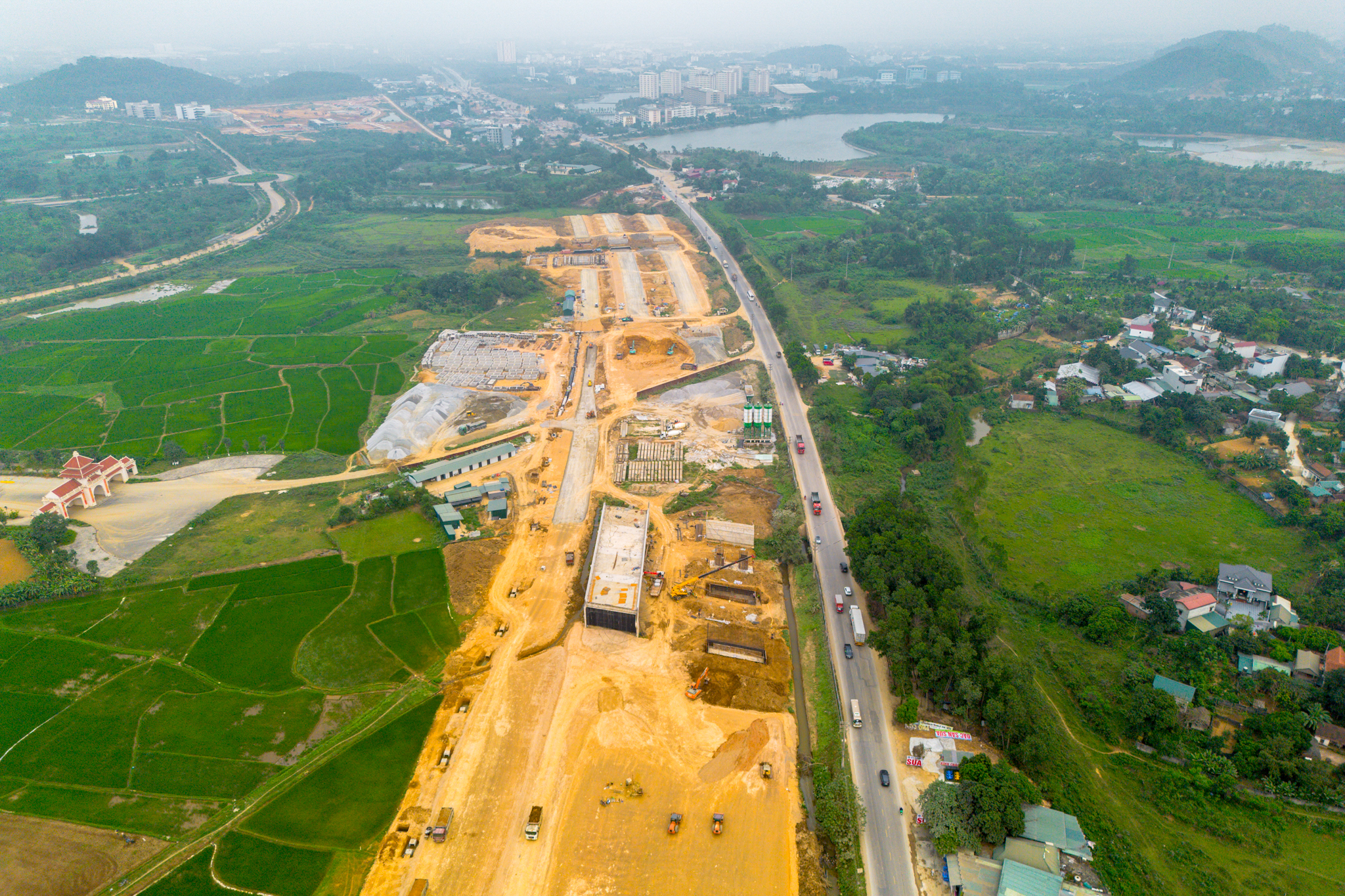 Toàn cảnh con đường rộng nhất Việt Nam, kết nối đại lộ dài nhất với đại học lớn nhất cả nước - Ảnh 3