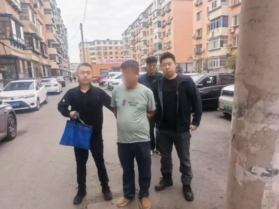 Chặn shipper giữa đường, thu giữ 4 cây vàng và hơn 153 triệu đồng giấu trong nồi cơm điện - Ảnh 2