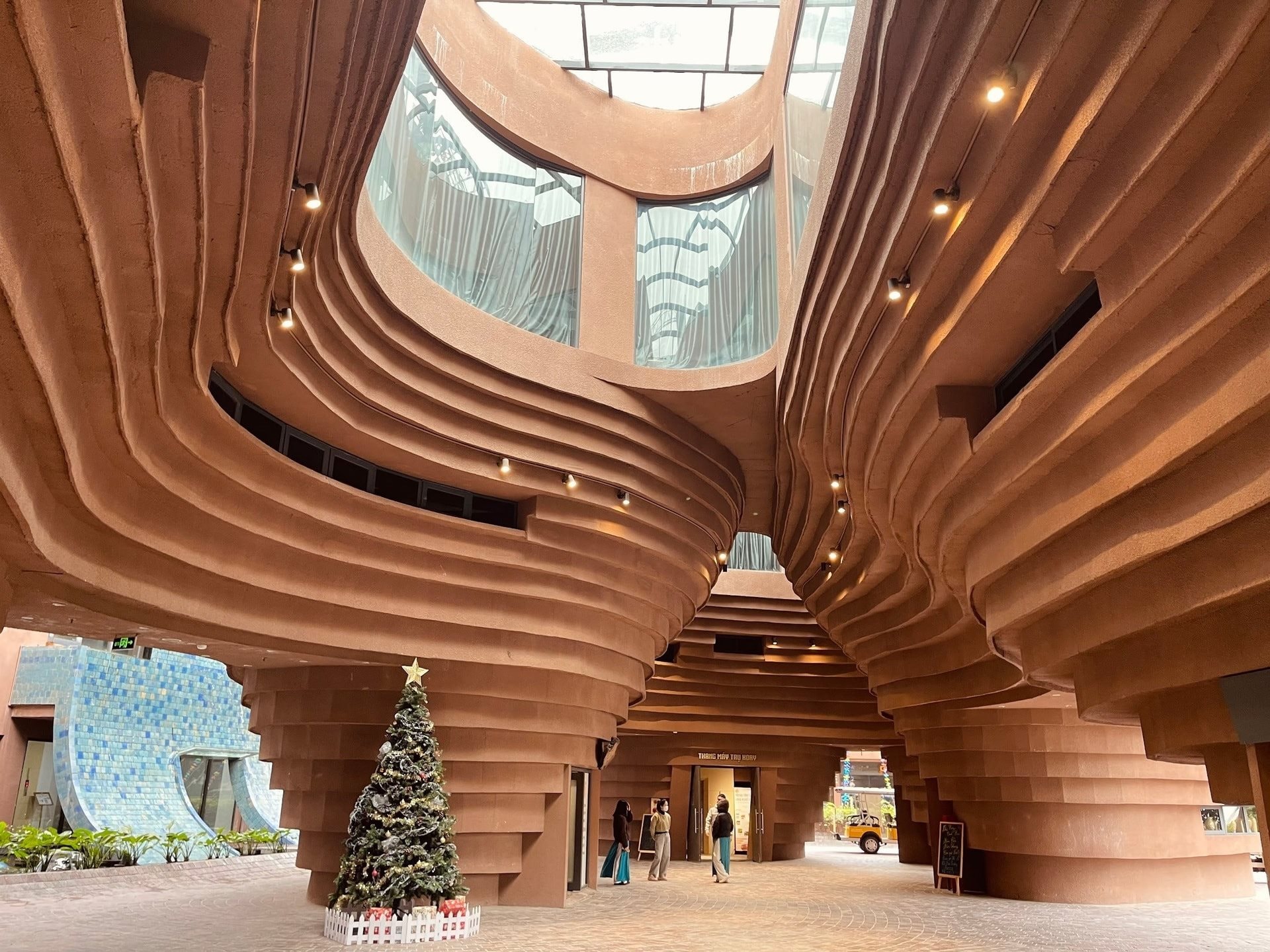 Một công trình tại Việt Nam lọt top kiến trúc đẹp nhất thế giới, đứng cùng loạt biểu tượng như Kim tự tháp Giza và đền Taj Mahal - Ảnh 2