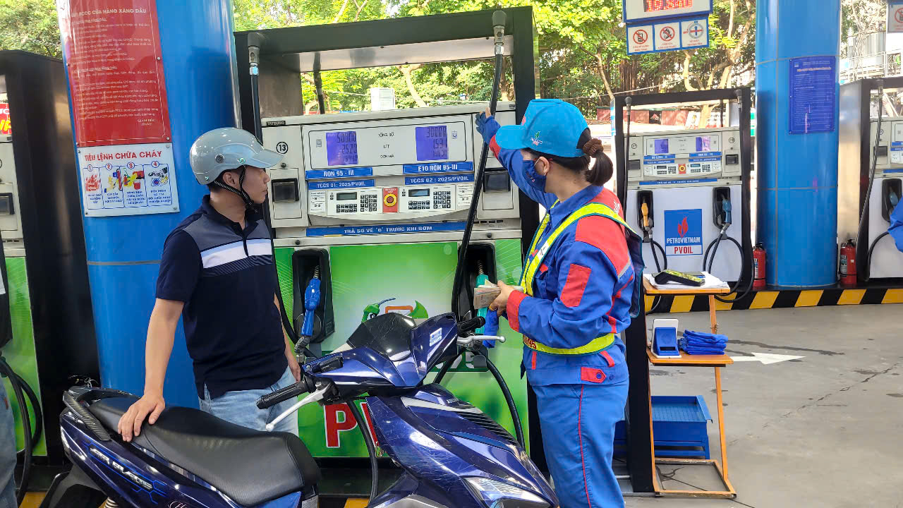 Xăng E10 sắp thay xăng khoáng, Bộ Công Thương nói gì về tính tương thích với xe máy, ô tô? - Ảnh 1