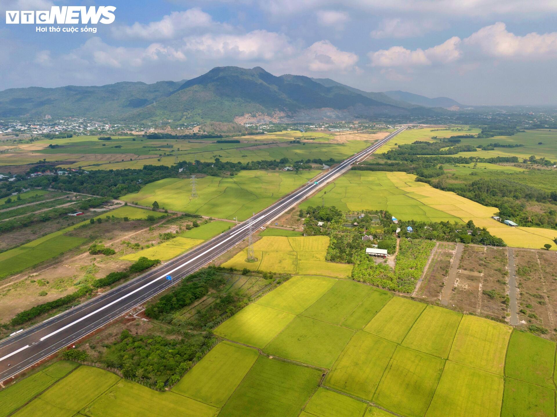 Cận cảnh gần 40km cao tốc Biên Hòa - Vũng Tàu sẵn sàng thông xe - Ảnh 12