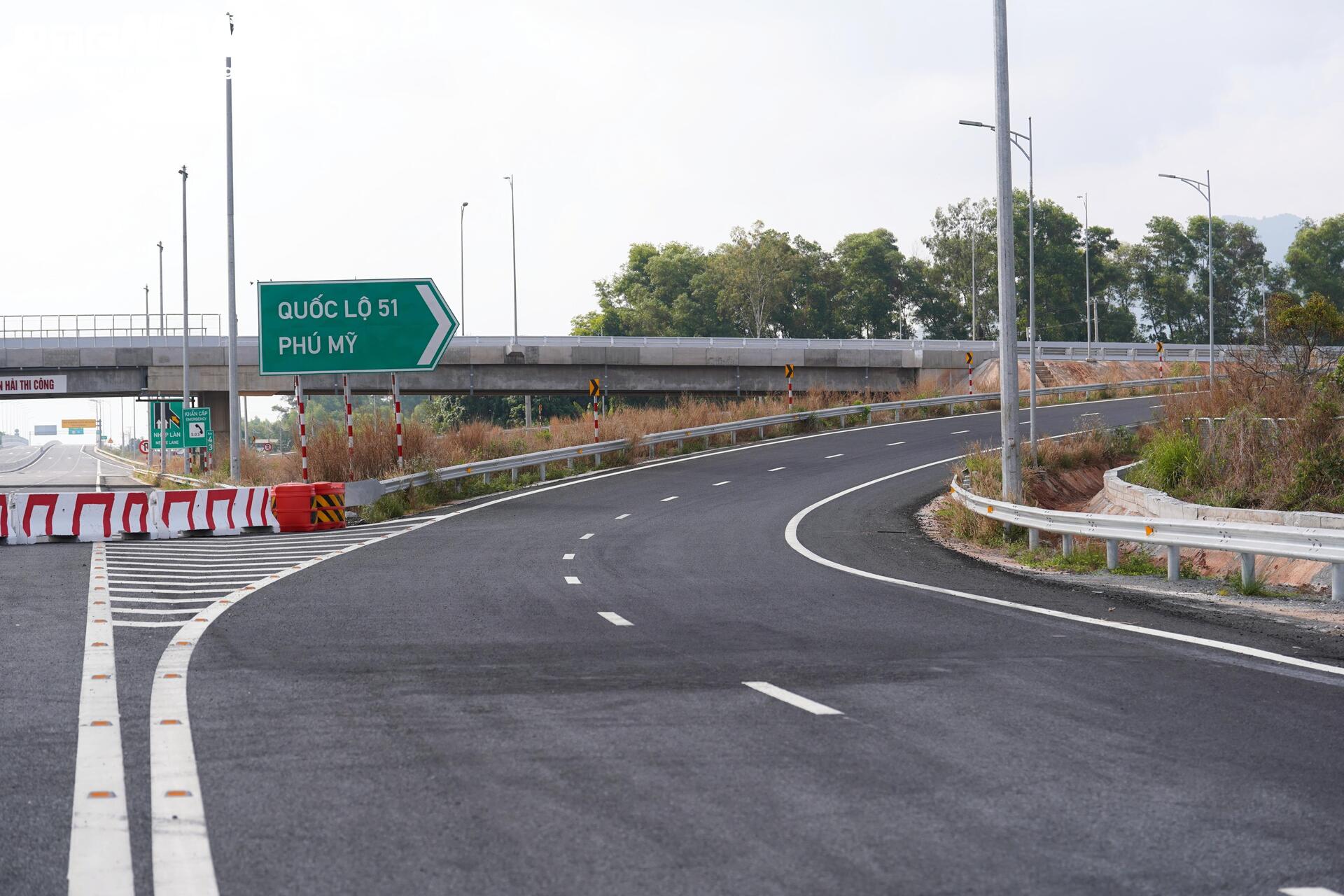 Cận cảnh gần 40km cao tốc Biên Hòa - Vũng Tàu sẵn sàng thông xe - Ảnh 10