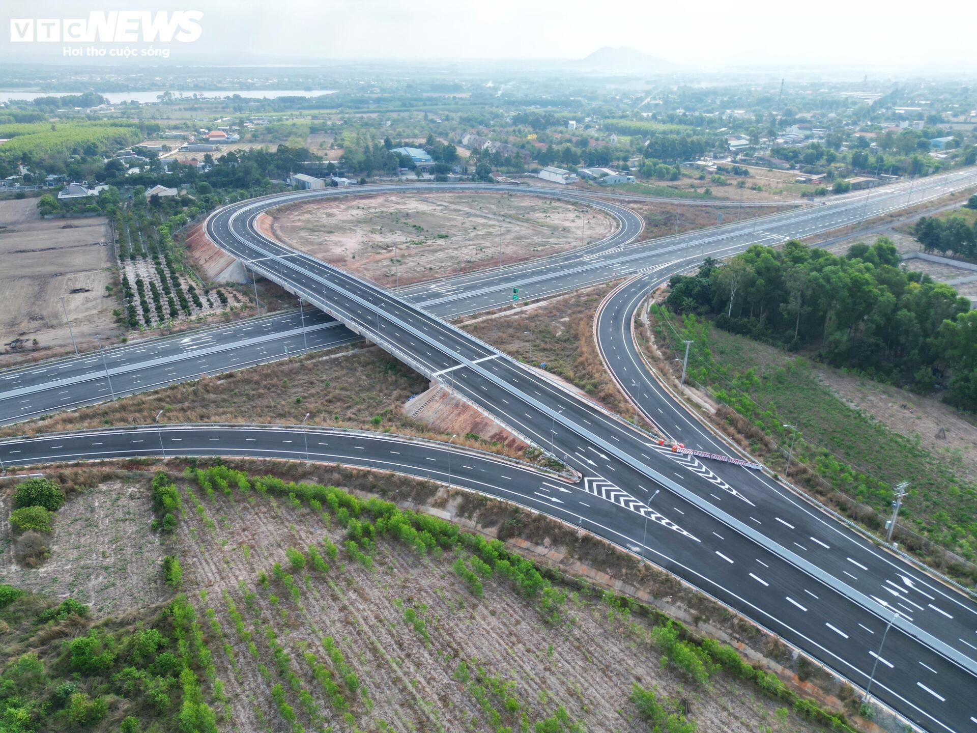 Cận cảnh gần 40km cao tốc Biên Hòa - Vũng Tàu sẵn sàng thông xe - Ảnh 6