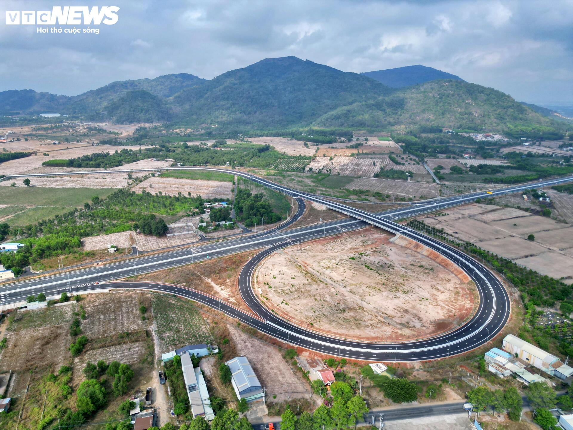 Cận cảnh gần 40km cao tốc Biên Hòa - Vũng Tàu sẵn sàng thông xe - Ảnh 11