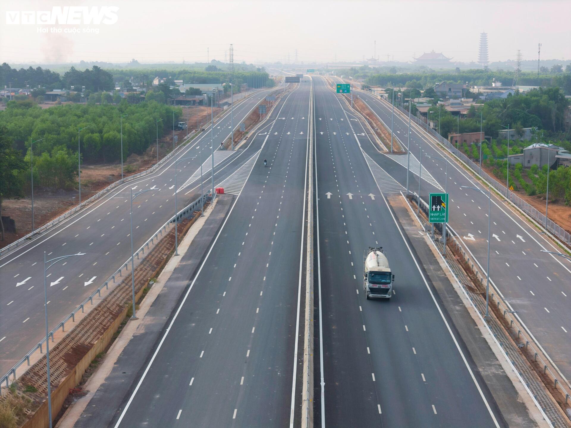 Cận cảnh gần 40km cao tốc Biên Hòa - Vũng Tàu sẵn sàng thông xe - Ảnh 3