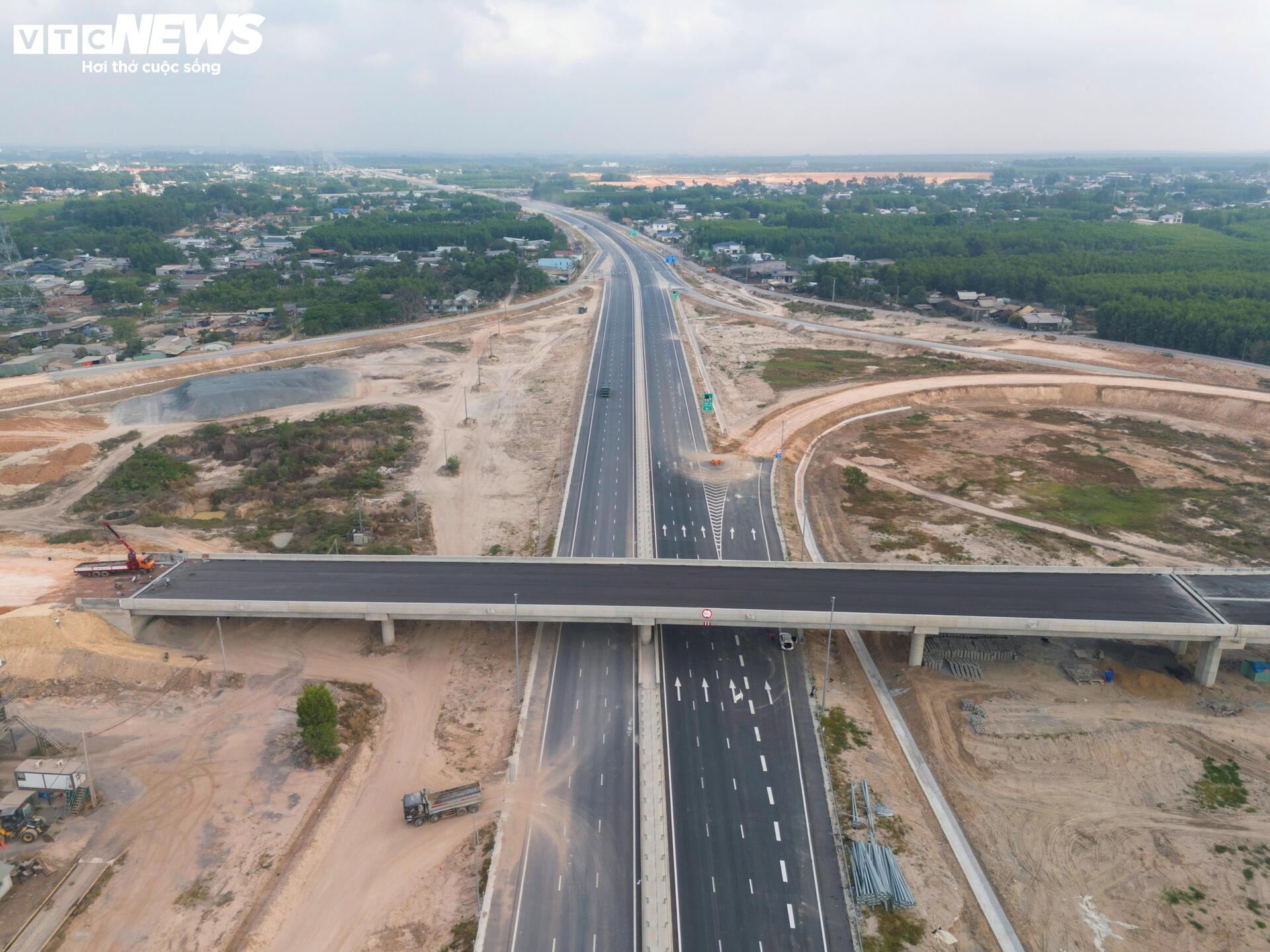 Cận cảnh gần 40km cao tốc Biên Hòa - Vũng Tàu sẵn sàng thông xe - Ảnh 9
