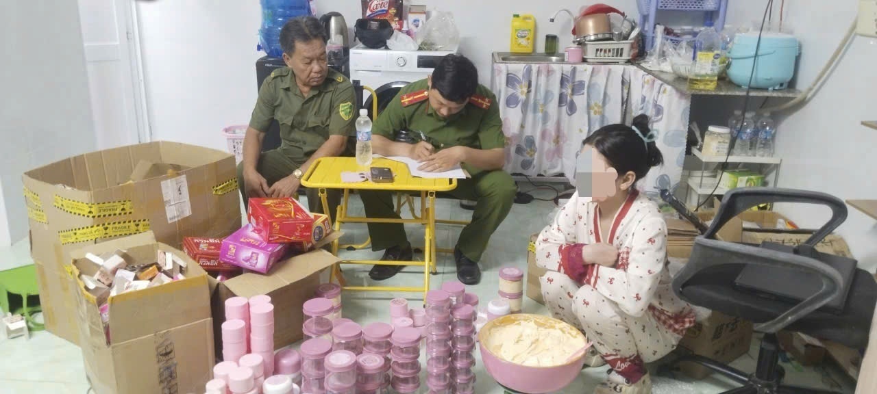 Cô gái 19 tuổi "sản xuất" mỹ phẩm trắng da bằng máy đánh trứng: Sự thật phía sau khiến nhiều người rùng mình - Ảnh 1