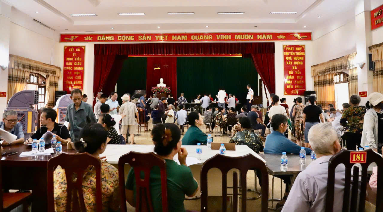 Hàng trăm người dân đồng loạt nhận tiền đền bù đất tại siêu dự án hơn 34 tỷ USD quy mô lớn nhất lịch sử Vingroup - Ảnh 1