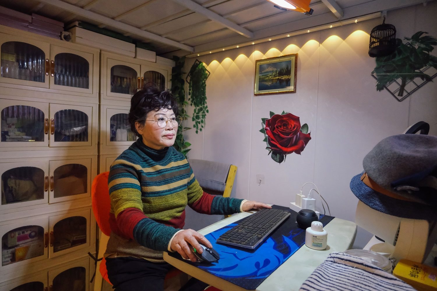 Không con cái, người già ở nước láng giềng Việt Nam đặt kỳ vọng vào loại “bảo hiểm tuổi già” mới - Ảnh 1