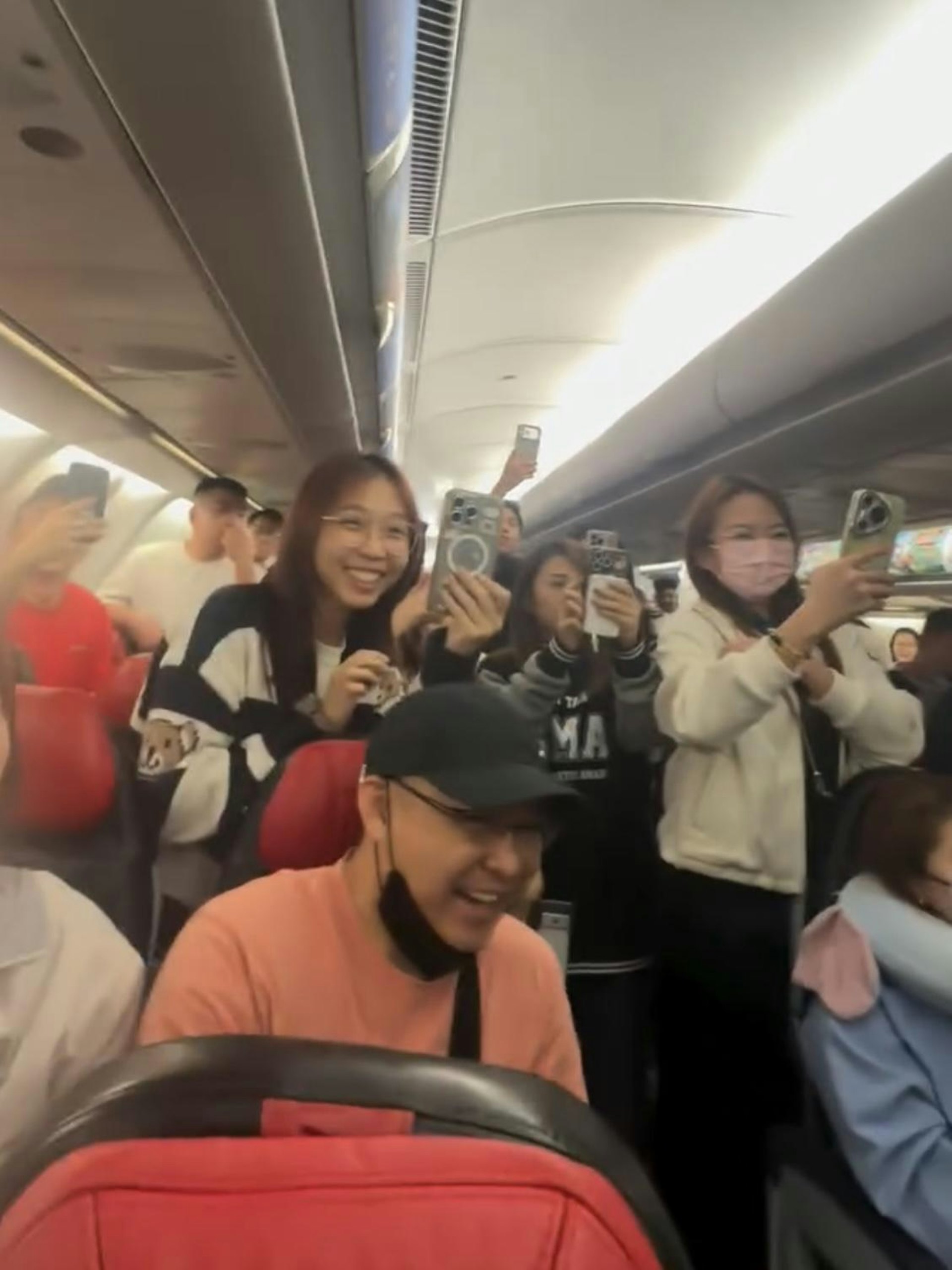 Nữ hành khách quát tháo tiếp viên vì không biết tiếng Trung, chuyến bay trễ gần 2 tiếng: Biểu cảm của những người xung quanh mới đáng chú ý - Ảnh 2