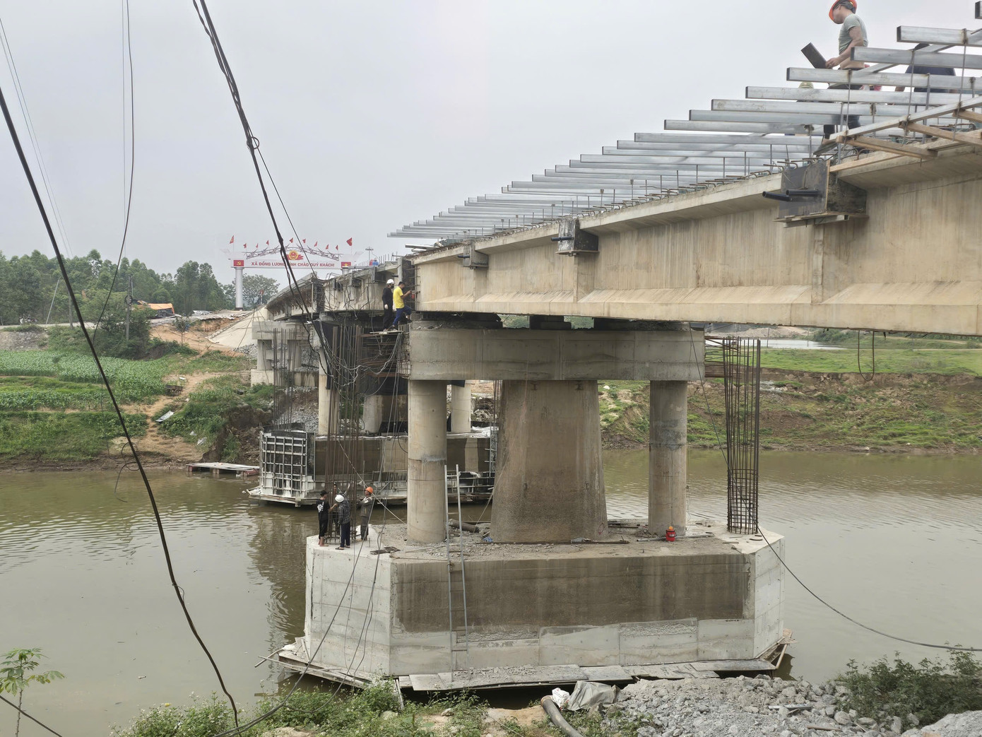 Một cây cầu nối tuyến huyết mạch ở Phú Thọ sửa chữa nhiều năm chưa xong - Ảnh 3