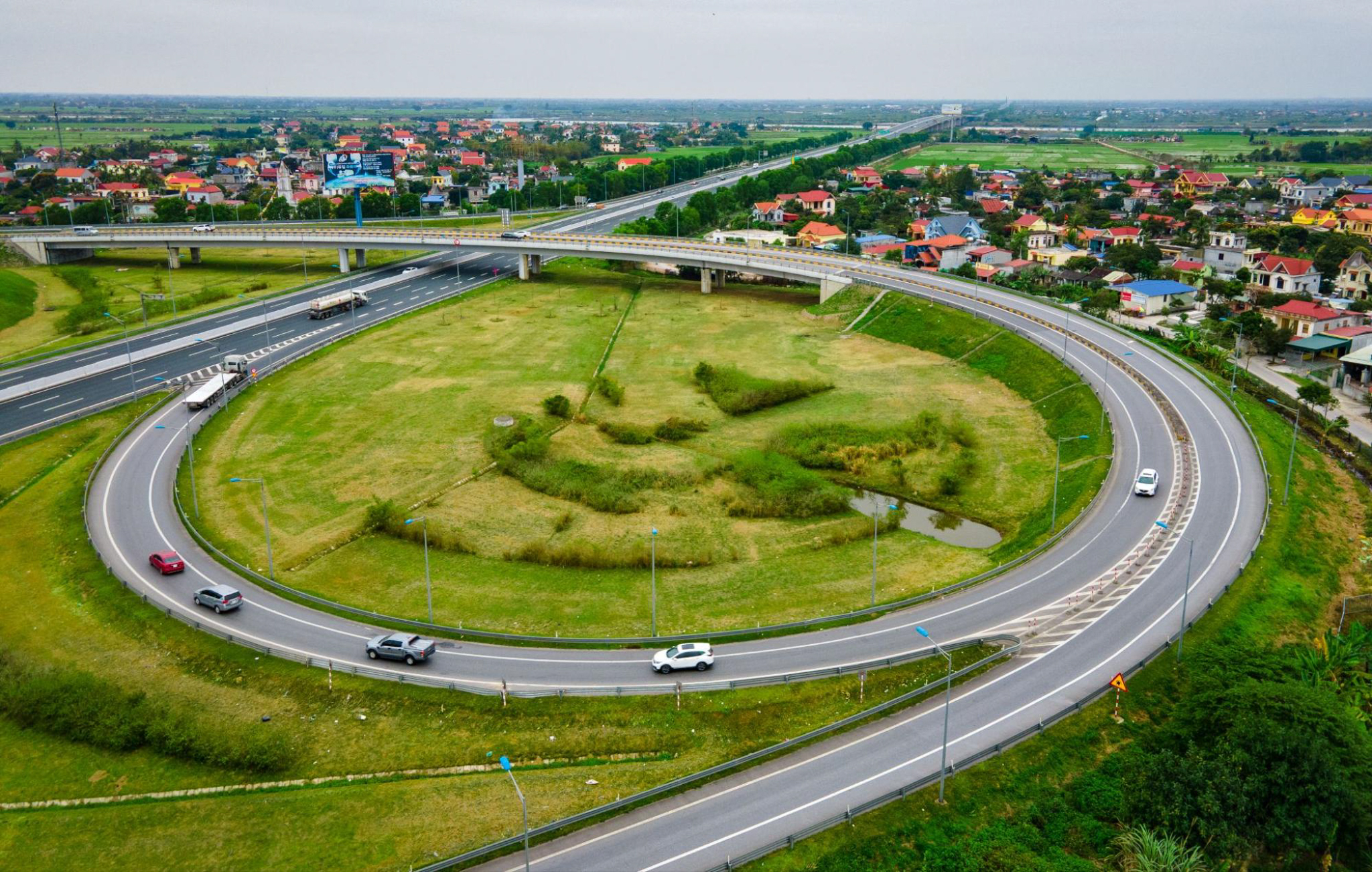 Không phải đất cứ gần sân bay, metro, cao tốc là tăng giá: Chuyên gia chỉ thẳng yếu tố bất ngờ - Ảnh 2