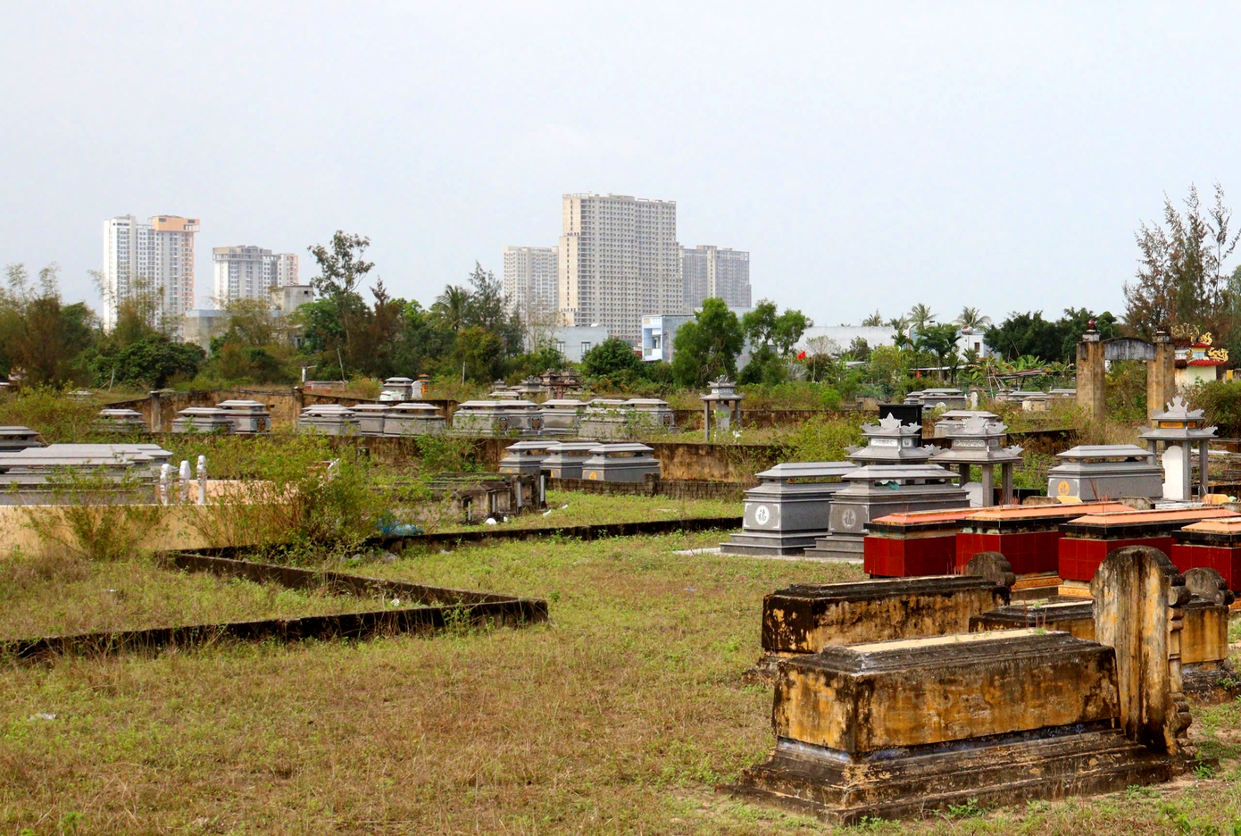 Đà Nẵng tính toán di dời gần 400.000 ngôi mộ để tái thiết đô thị, phát triển hạ tầng ven biển - Ảnh 1