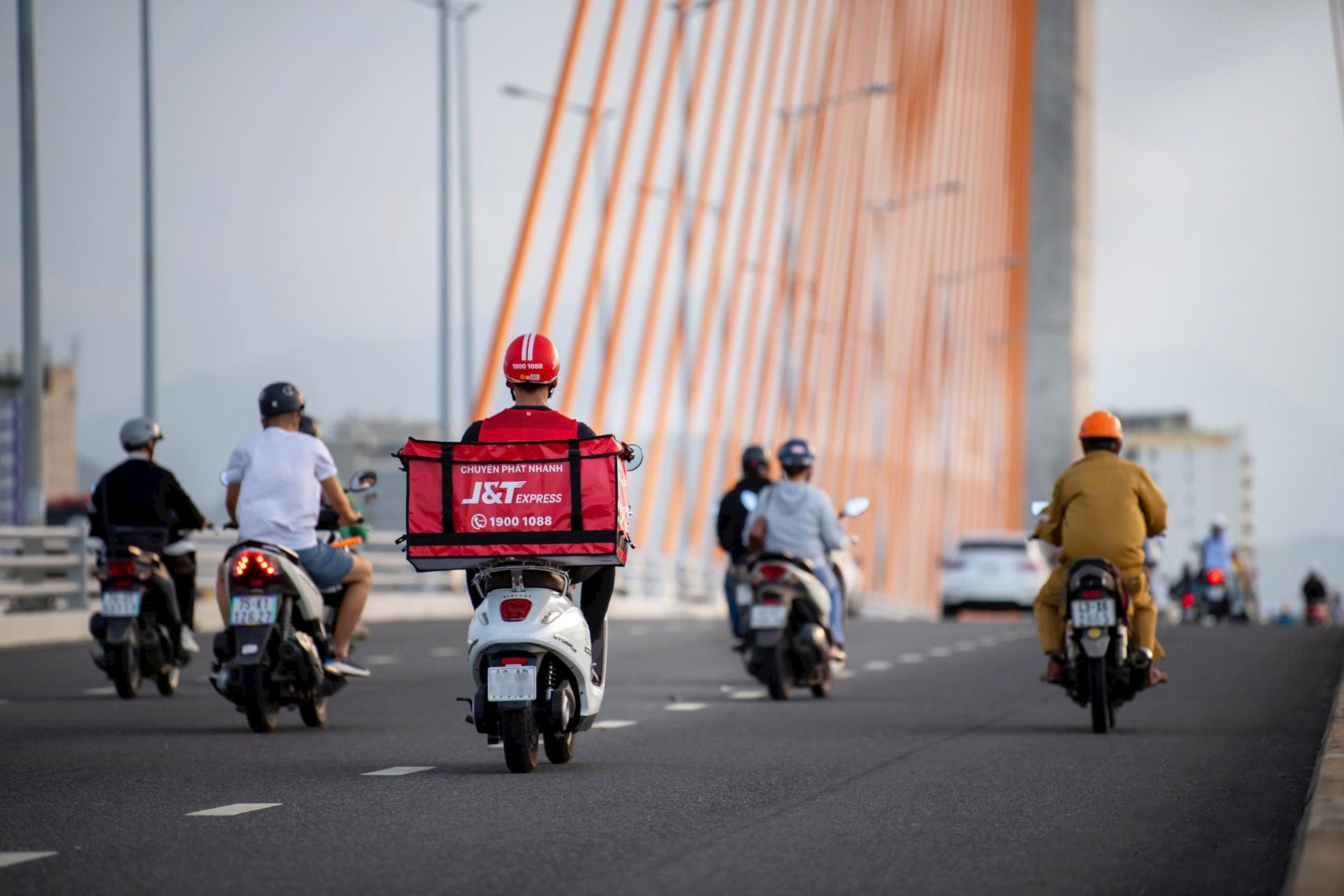 Nắng nóng, giao mùa thúc đẩy nhu cầu gửi hàng cá nhân tiện lợi - Ảnh 1