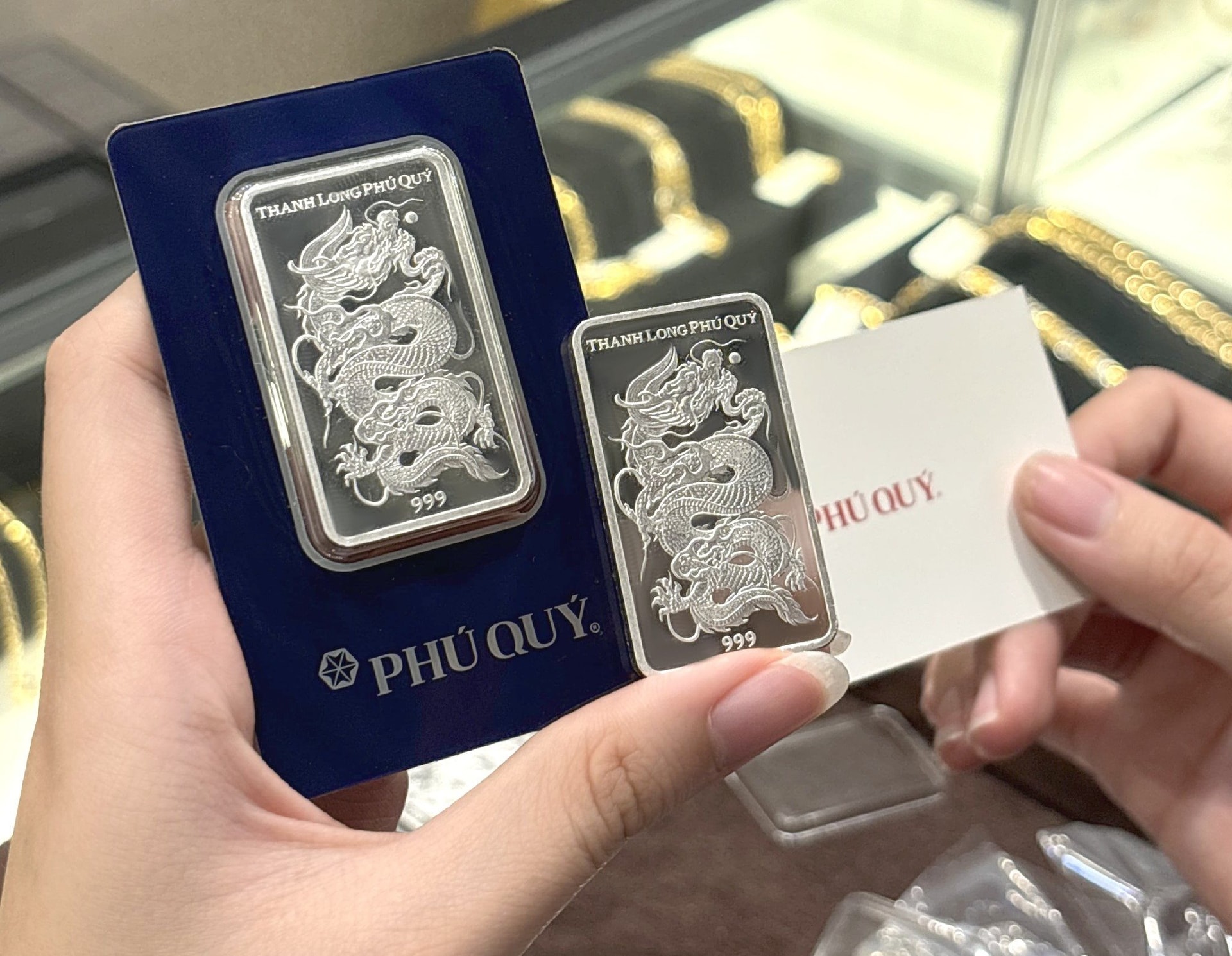 Giá bạc sáng nay giảm 4 triệu đồng/kg - Ảnh 1