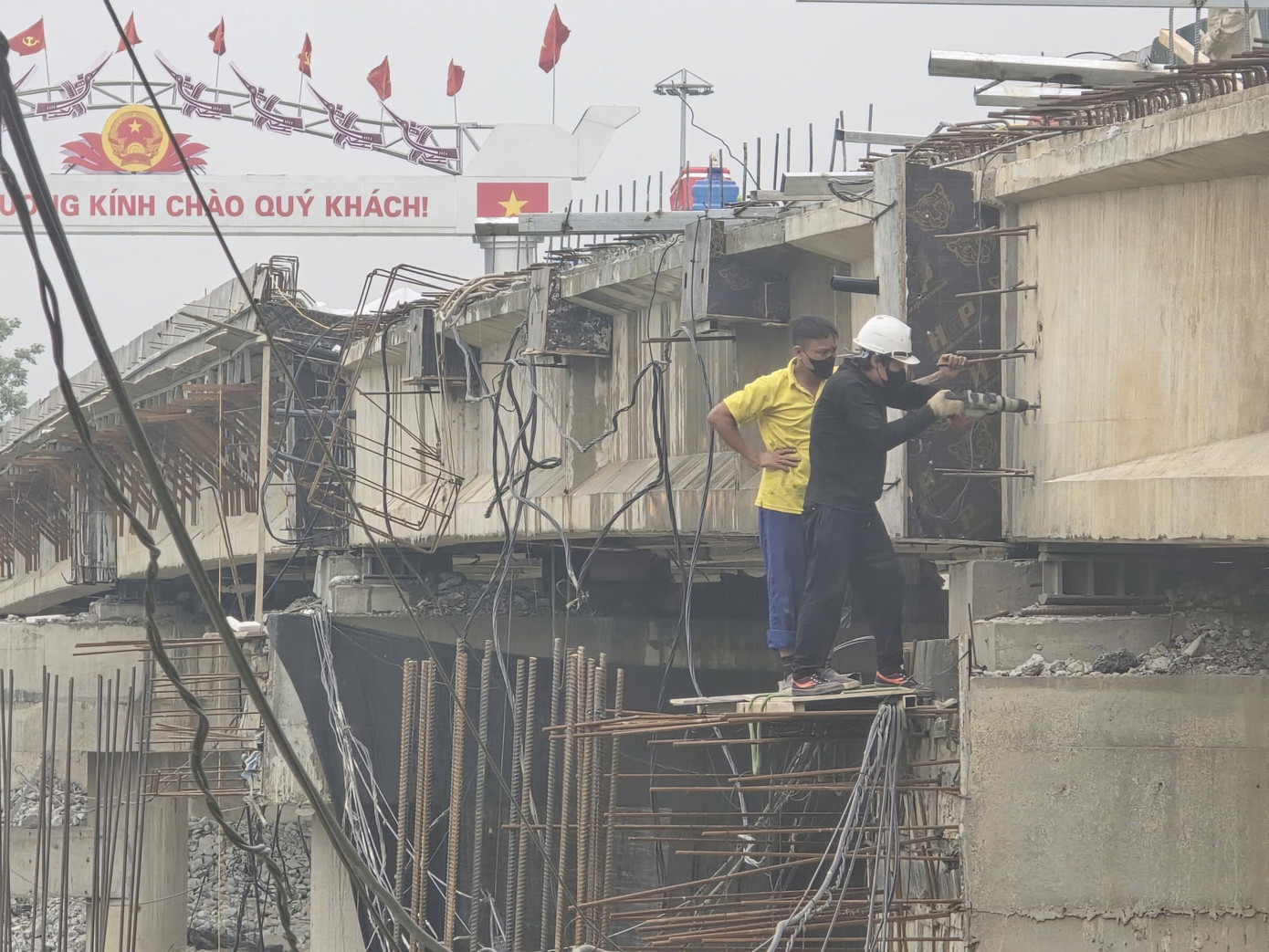 Một cây cầu nối tuyến huyết mạch ở Phú Thọ sửa chữa nhiều năm chưa xong - Ảnh 5