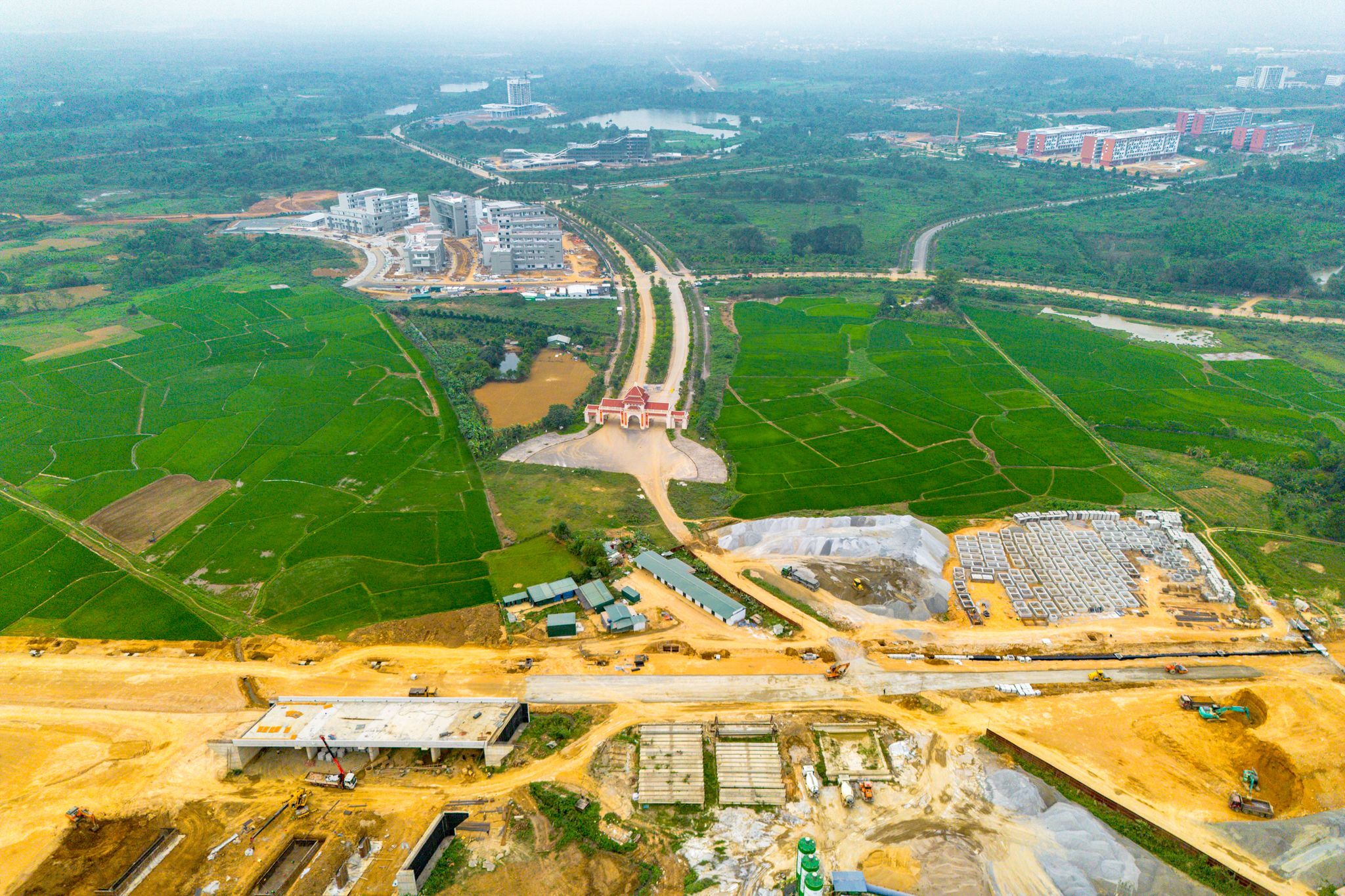 Toàn cảnh con đường rộng nhất Việt Nam, kết nối đại lộ dài nhất với đại học lớn nhất cả nước - Ảnh 5