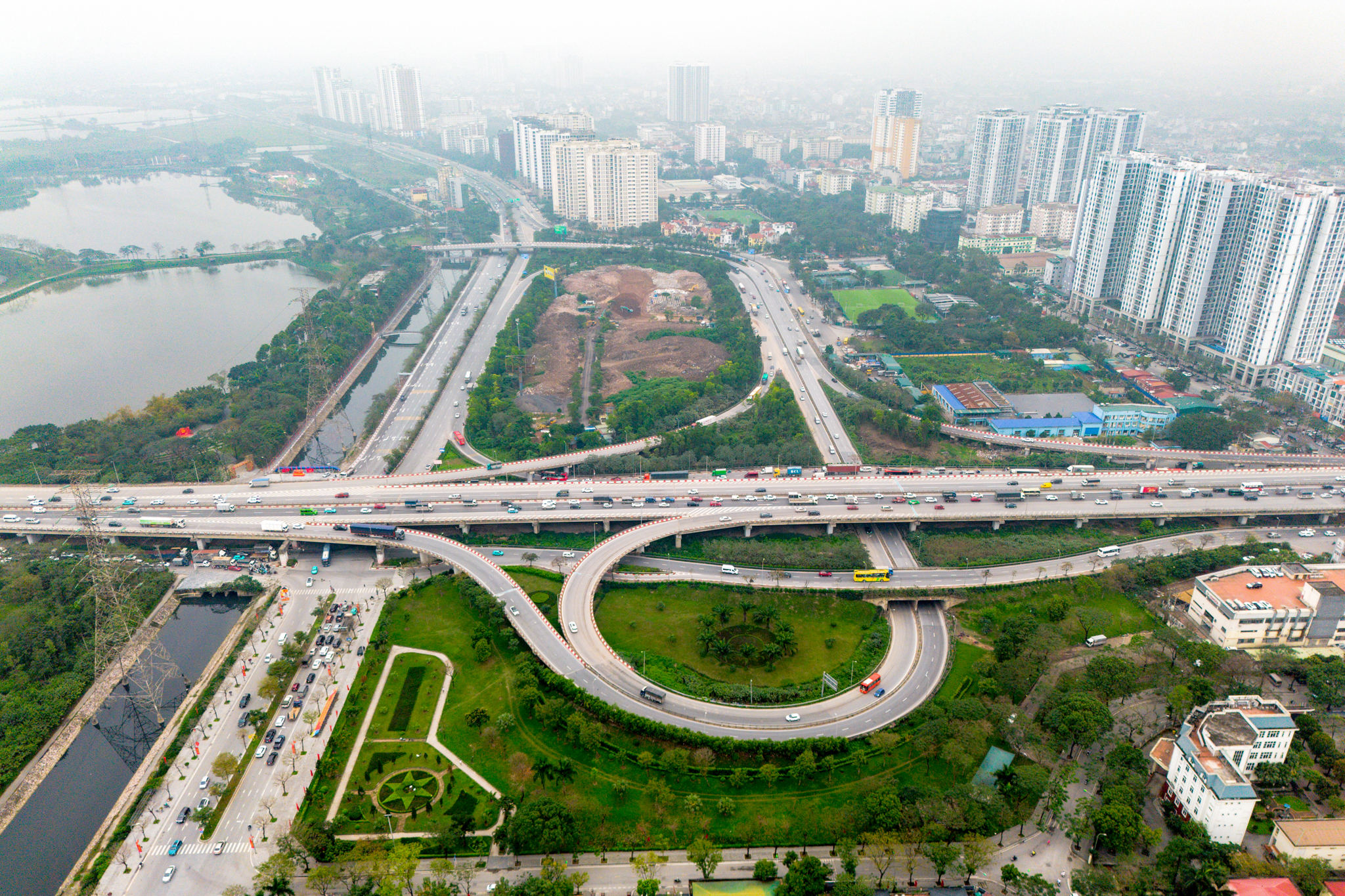 Toàn cảnh mạng lưới giao thông hàng trăm nghìn tỷ kết nối đại đô thị lớn nhất cả nước: Đường 90m, cao tốc 12 làn xe, ga rộng nhất của tuyến đường sắt 67 tỷ USD - Ảnh 5