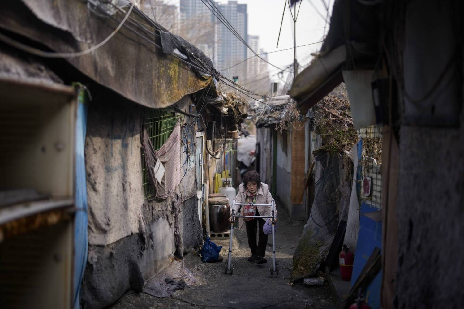 Những kiếp người “ký sinh” trong khu nhà giàu Gangnam (Seoul): Phía sau sự hào nhoáng của giới siêu giàu Hàn Quốc - Ảnh 1