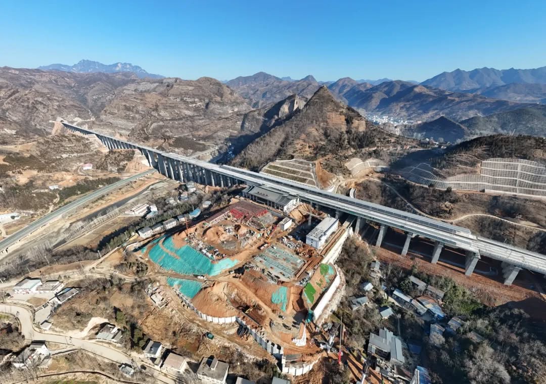 Trung Quốc tạo ra "cơn lốc" trên đường ray, ghi nhận tốc độ tối đa đáng kinh ngạc - Ảnh 1