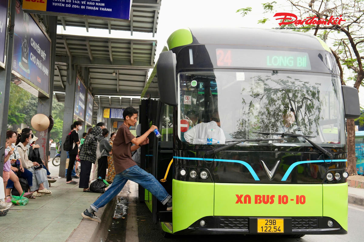 Hà Nội bổ sung 53 xe buýt điện, nâng chất lượng phục vụ trên 3 tuyến - Ảnh 1