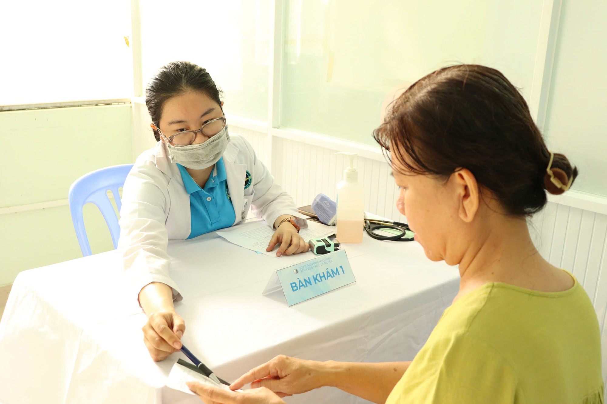 Người dân 19 xã, phường an toàn khu tại TPHCM được cấp thẻ BHYT miễn phí - Ảnh 1