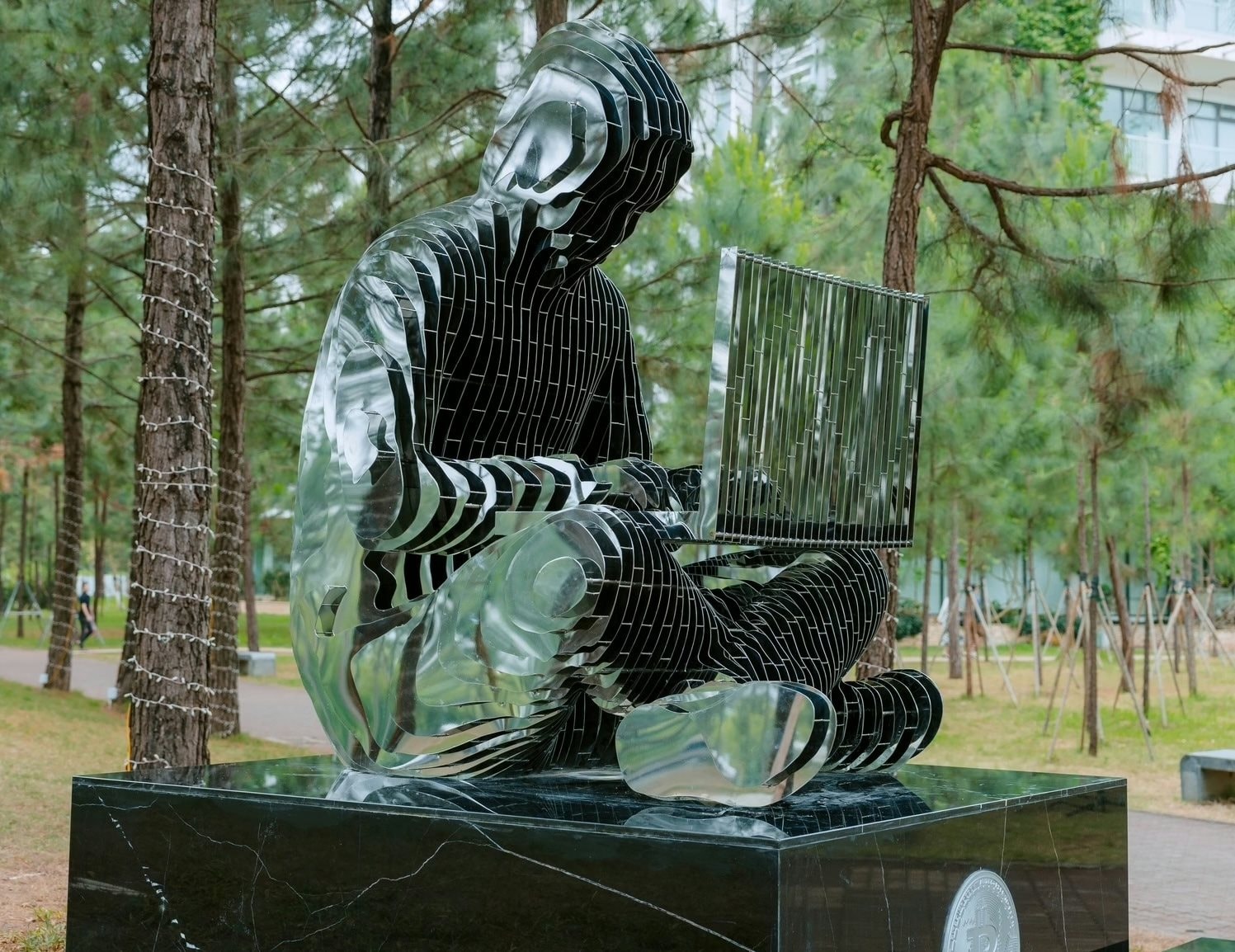 Tượng “cha đẻ” Bitcoin xuất hiện tại Trường Đại học FPT - Ảnh 1