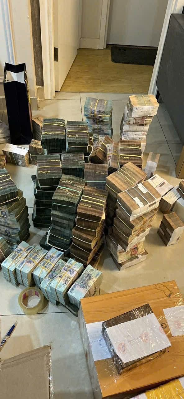 Khám xét khẩn cấp căn hộ cao cấp của bạn gái Mr Pips: Thu giữ 214 miếng vàng, 28 đồng hồ đeo tay cao cấp cùng "núi" tiền mặt và ngoại tệ - Ảnh 1