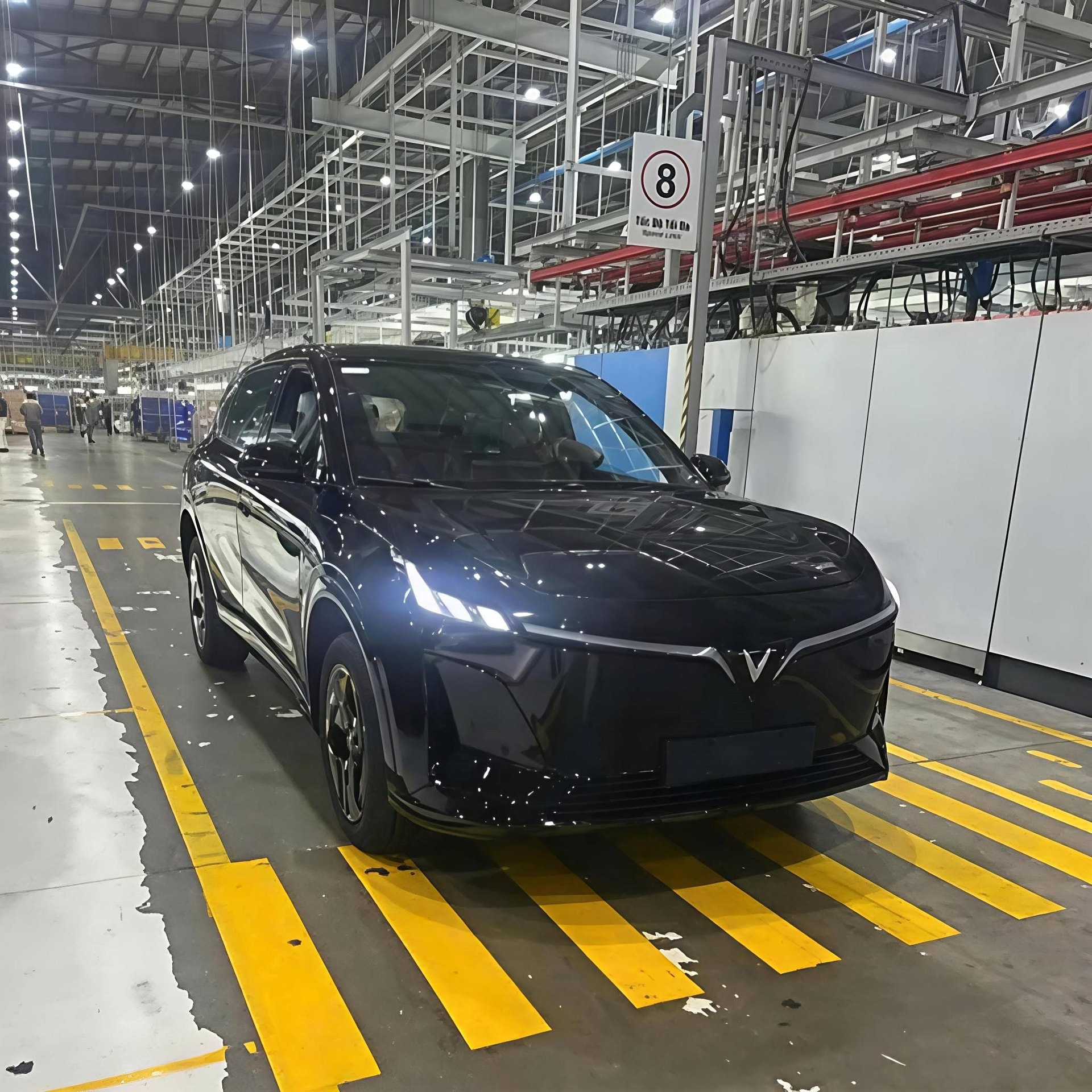 Xe VinFast mới toanh lăn bánh trên đường: Quá to so với VF 6, quá lạ so với VF 7, rốt cuộc là xe gì? - Ảnh 5