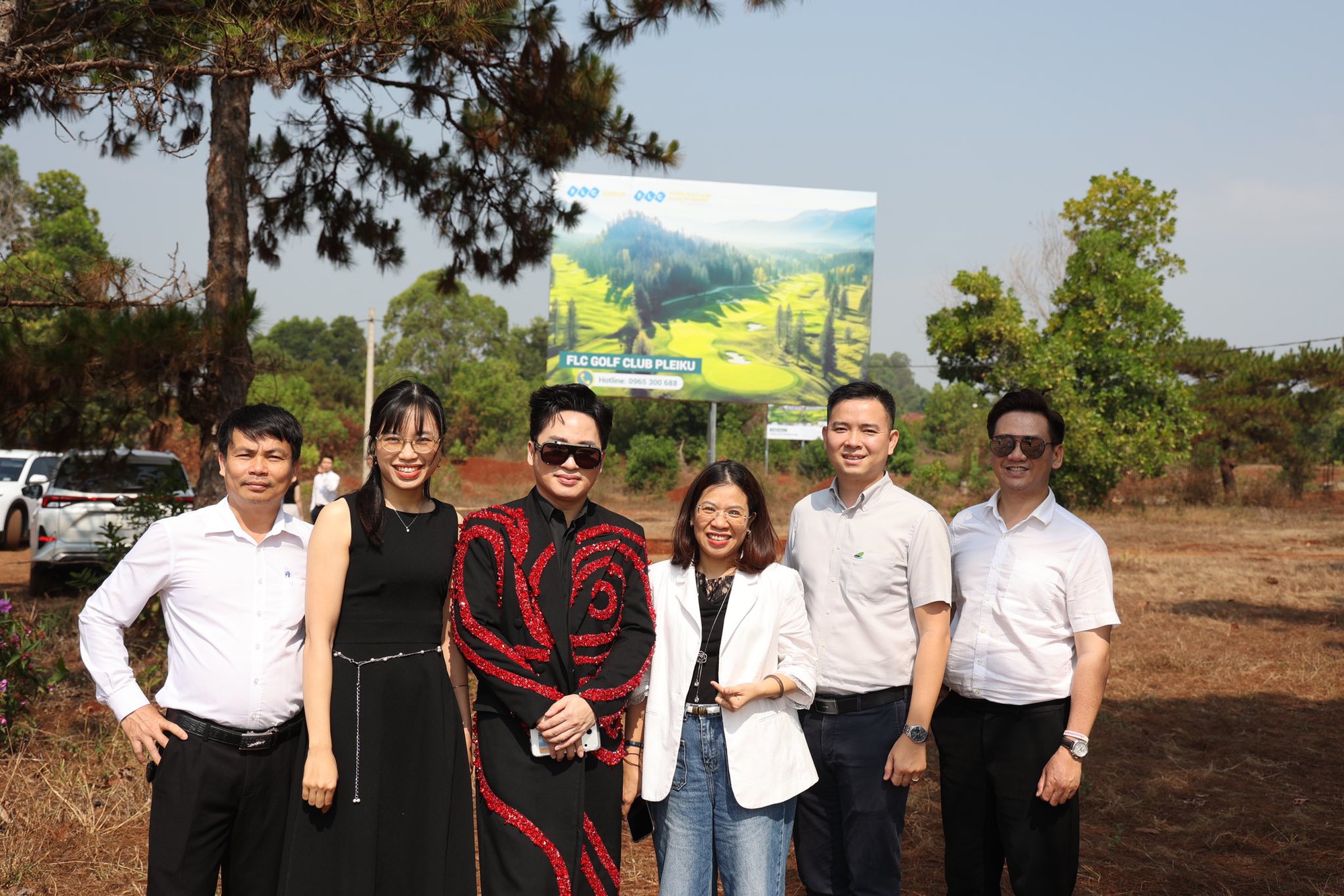 Ca sĩ Tùng Dương đi xem dự án của Chủ tịch Trịnh Văn Quyết trước khi hát tặng ông bài "Tái sinh" - Ảnh 1