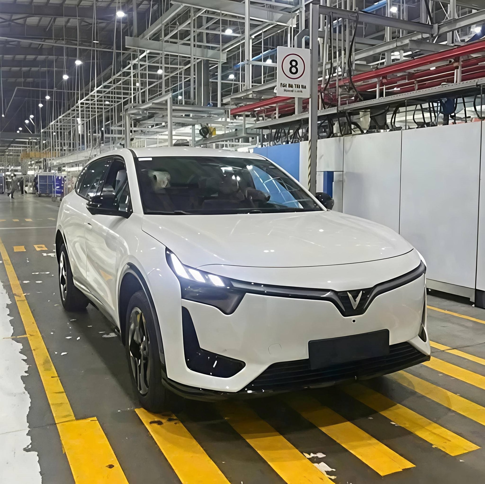 Xe VinFast mới toanh lăn bánh trên đường: Quá to so với VF 6, quá lạ so với VF 7, rốt cuộc là xe gì? - Ảnh 3