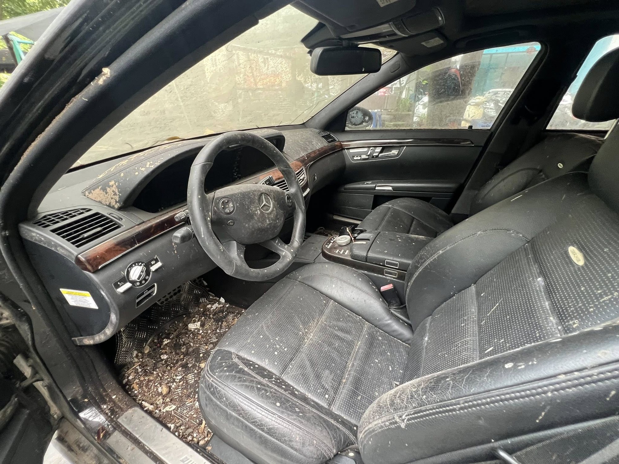 Mercedes-AMG S63 phơi sương vỉa hè gần 10 năm tại Hà Nội đã bị cẩu đi và đây là lý do - Ảnh 3