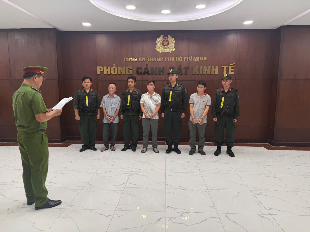 Đột kích “xưởng” thuốc giả khủng ở TP.HCM: Thu giữ 790kg viên nén, 4.000 hộp thuốc dán "mác" ngoại - Ảnh 1