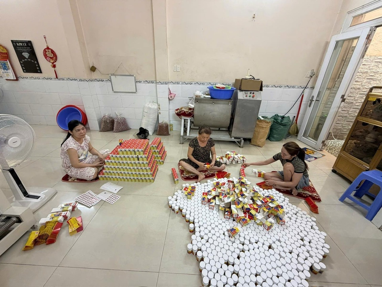 Đột kích “xưởng” thuốc giả khủng ở TP.HCM: Thu giữ 790kg viên nén, 4.000 hộp thuốc dán "mác" ngoại - Ảnh 2