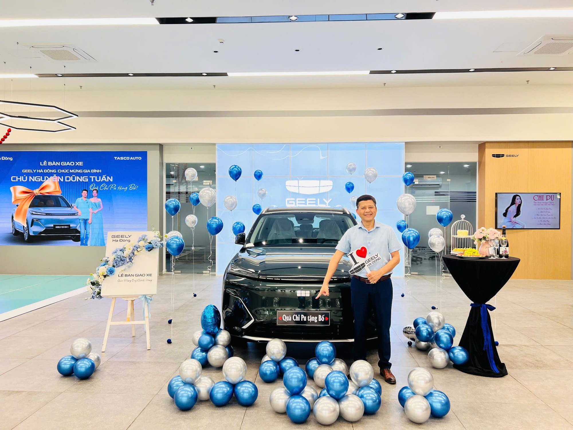 Chi Pu tặng bố chiếc Geely EX5 bản PHEV kèm lời nhắn xúc động - Ảnh 2