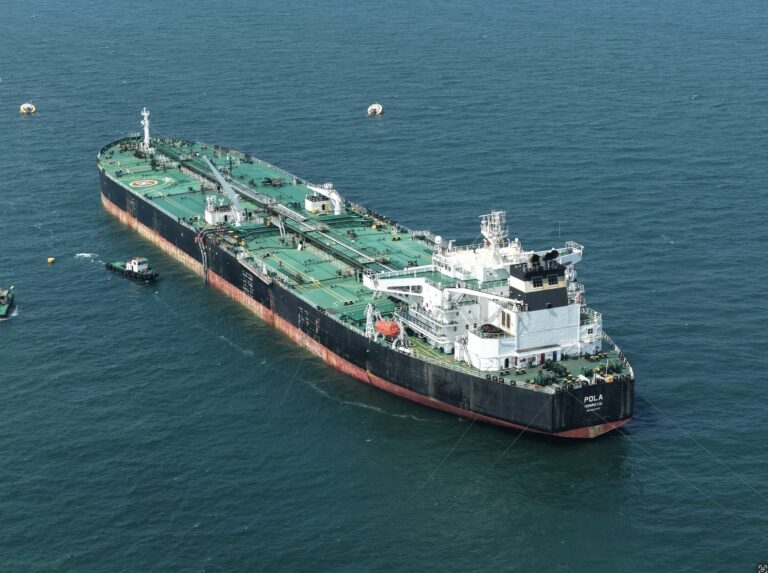 Sau hơn 1 tháng mắc kẹt, siêu tàu chở 2 triệu thùng dầu chính thức vượt eo biển Hormuz, sắp cập bến láng giềng Việt Nam - Ảnh 1