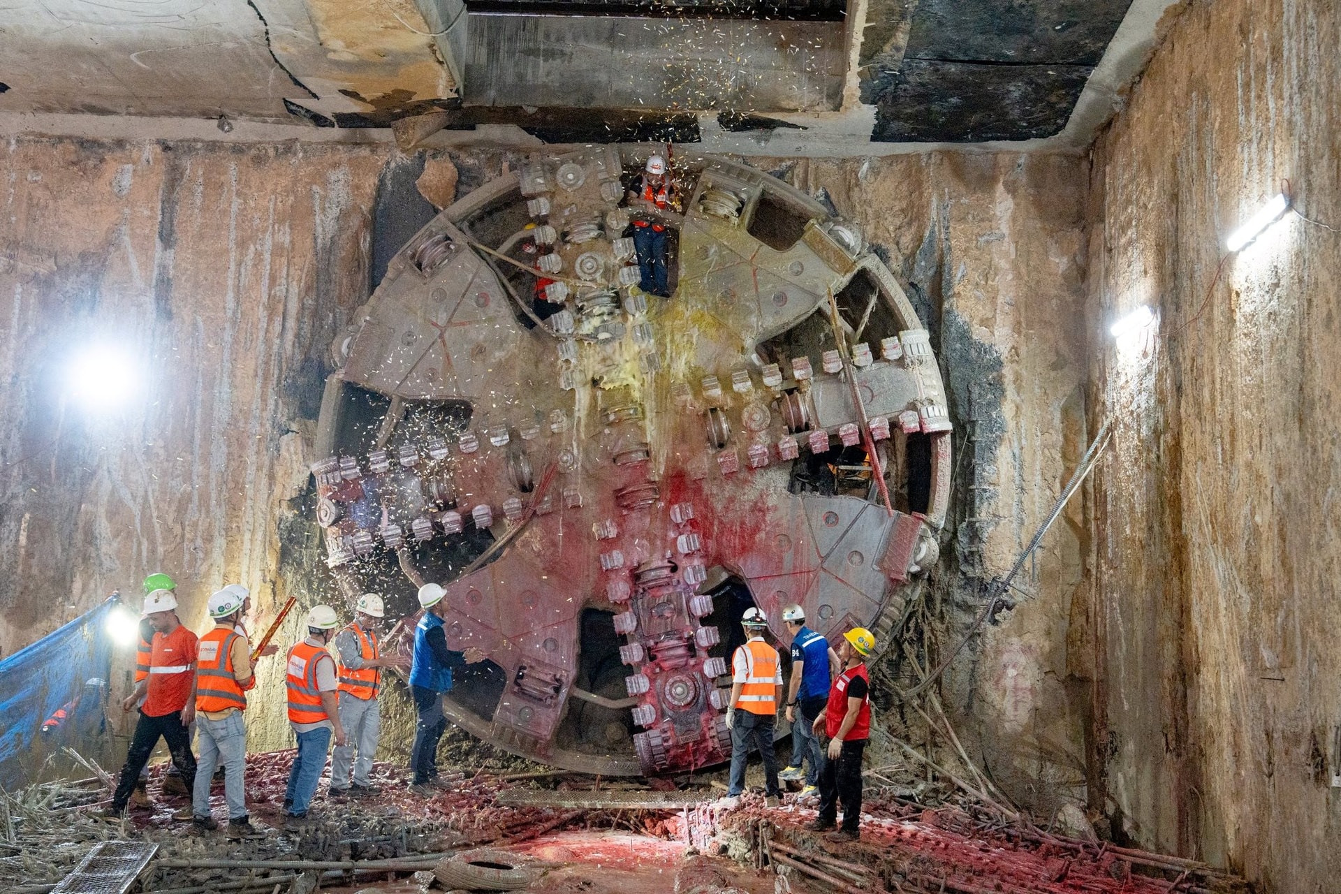 Cỗ máy 850 tấn hoàn tất xuyên qua 4km lòng đất: Tin vui sắp đến cho hàng triệu người dân Thủ đô - Ảnh 2