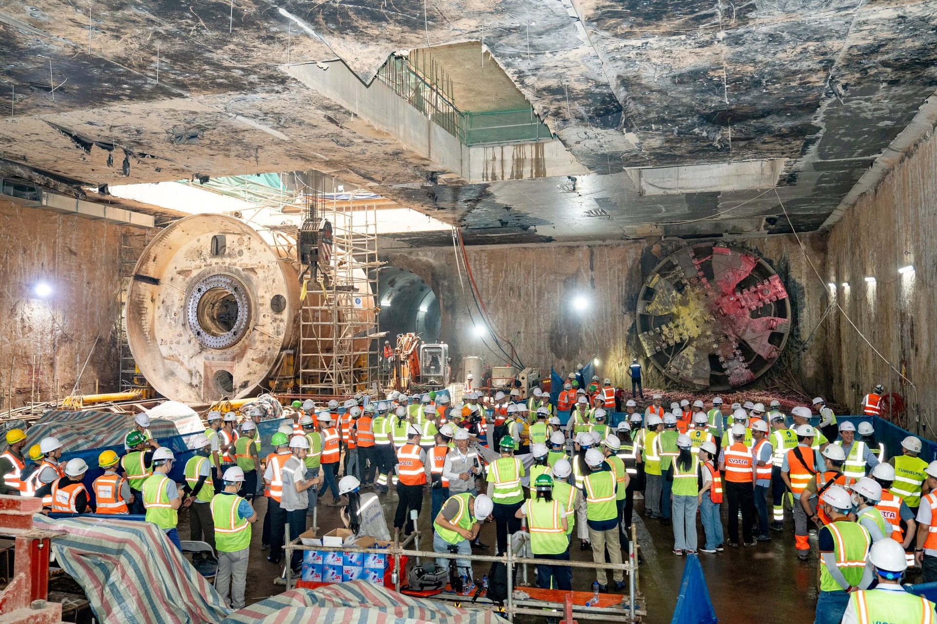 Cỗ máy 850 tấn hoàn tất xuyên qua 4km lòng đất: Tin vui sắp đến cho hàng triệu người dân Thủ đô - Ảnh 1