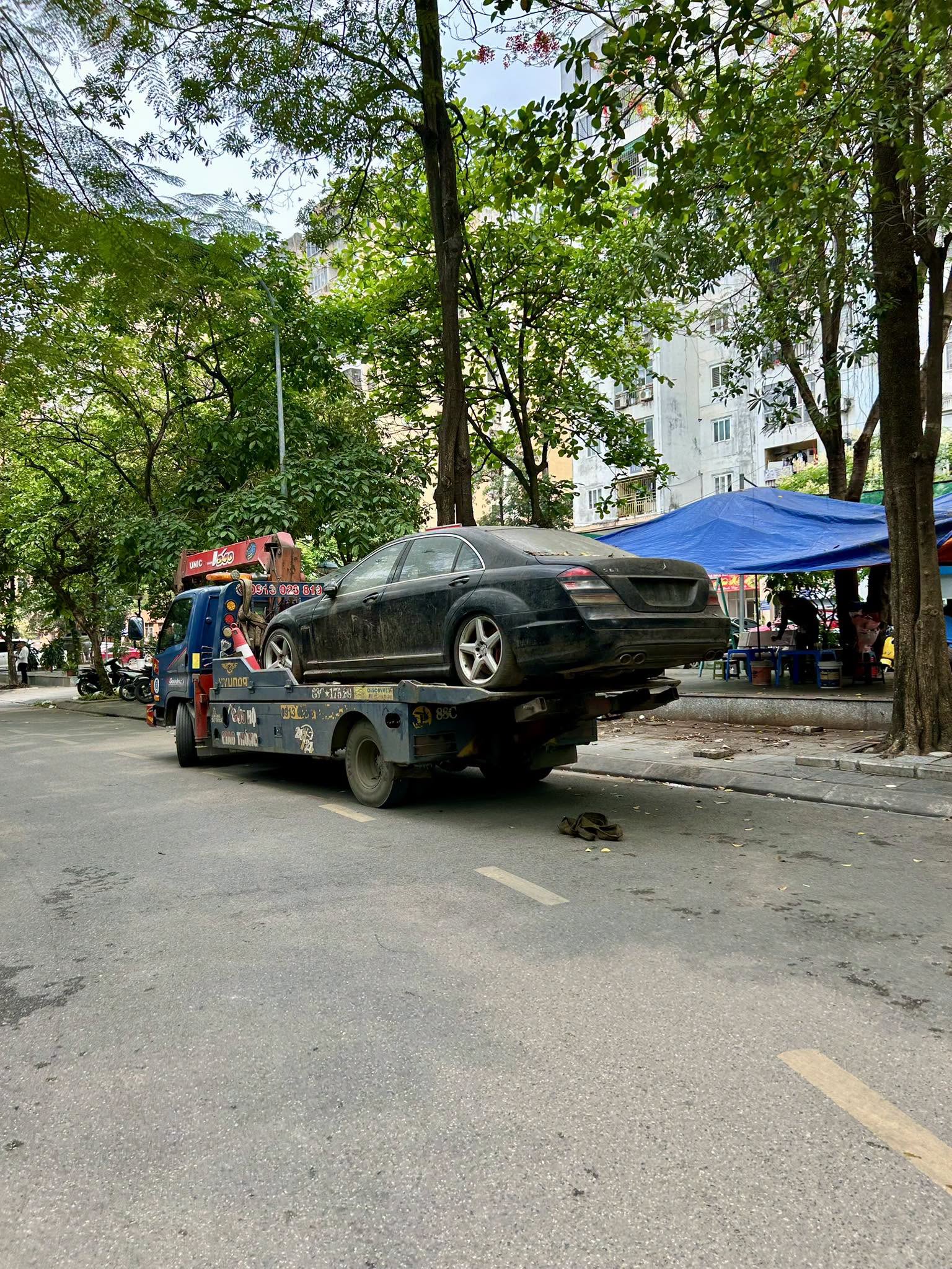 Mercedes-AMG S63 phơi sương vỉa hè gần 10 năm tại Hà Nội đã bị cẩu đi và đây là lý do - Ảnh 1