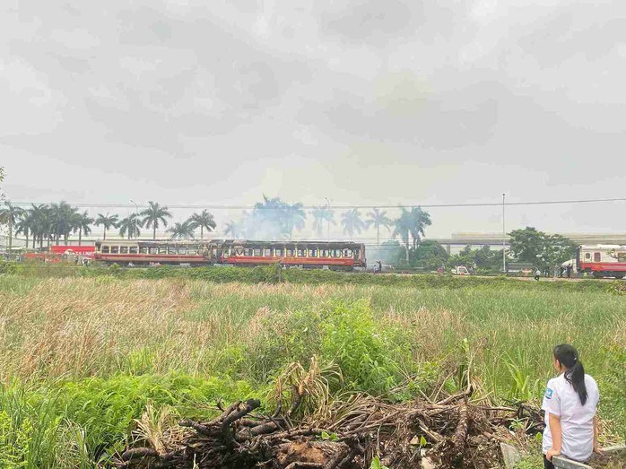 Tàu hỏa chở khách tuyến Hà Nội - Hải Phòng đang chạy bất ngờ bốc cháy dữ dội - Ảnh 3