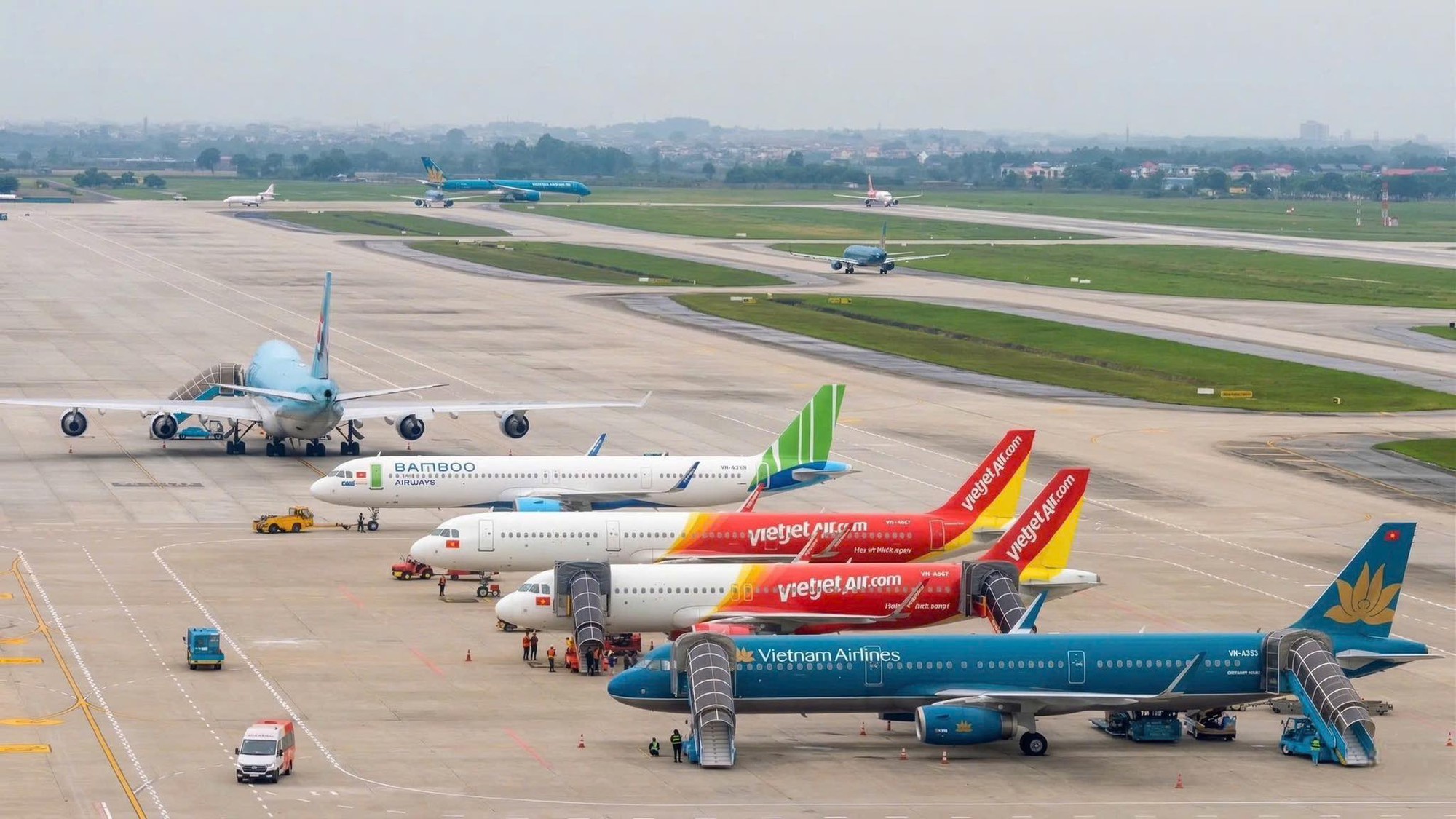 Giá vé máy bay dịp 30-4 tăng từng ngày, có chặng vượt 5 triệu đồng - Ảnh 1