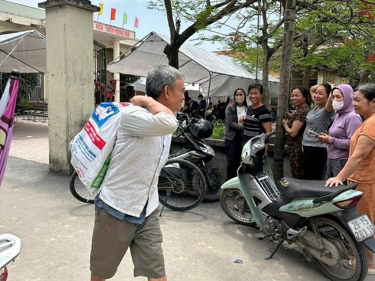 Cảnh chưa từng có tại dự án lớn nhất lịch sử 925.000 tỷ đồng của Vingroup: Người dân vác bao tải đi nhận tiền đền bù - Ảnh 1