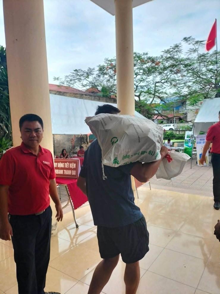 Cảnh chưa từng có tại dự án lớn nhất lịch sử 925.000 tỷ đồng của Vingroup: Người dân vác bao tải đi nhận tiền đền bù - Ảnh 2