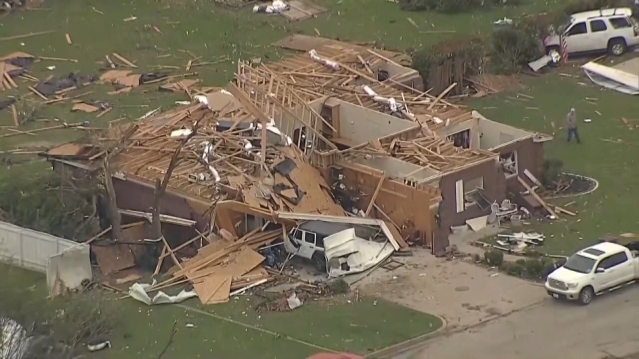 Lốc xoáy với sức gió 233 km/h "cuốn phăng" một thị trấn, nhiều người mất hết nhà cửa trong chớp mắt - Ảnh 2