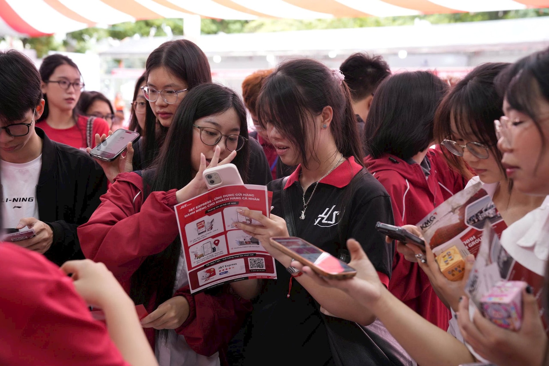 Nắng nóng, giao mùa thúc đẩy nhu cầu gửi hàng cá nhân tiện lợi - Ảnh 2