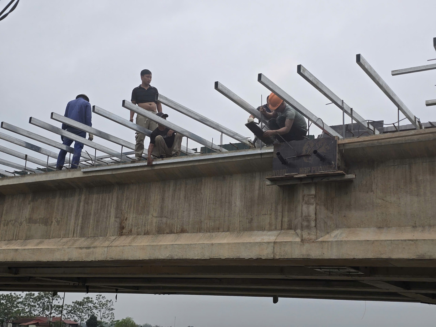 Một cây cầu nối tuyến huyết mạch ở Phú Thọ sửa chữa nhiều năm chưa xong - Ảnh 6