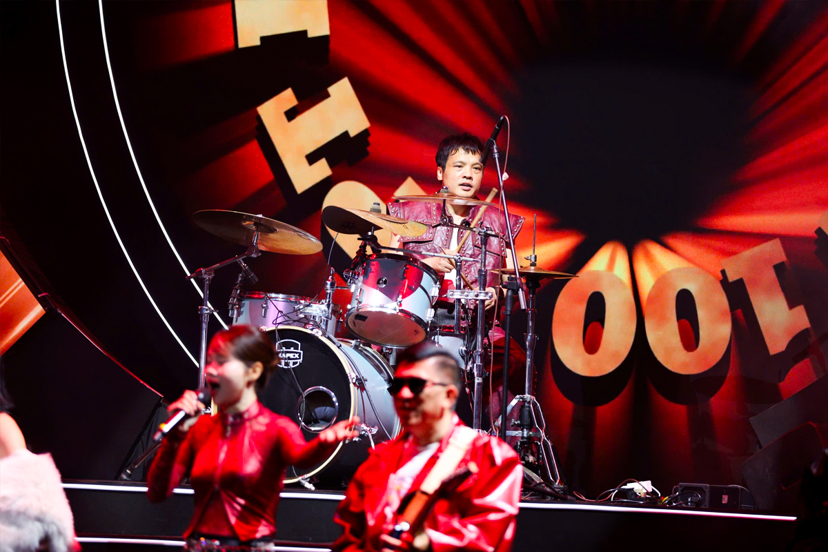 Tổng Giám đốc FPT mặc áo da đinh, đánh trống khuấy động trong một sự kiện quan trọng - Ảnh 2