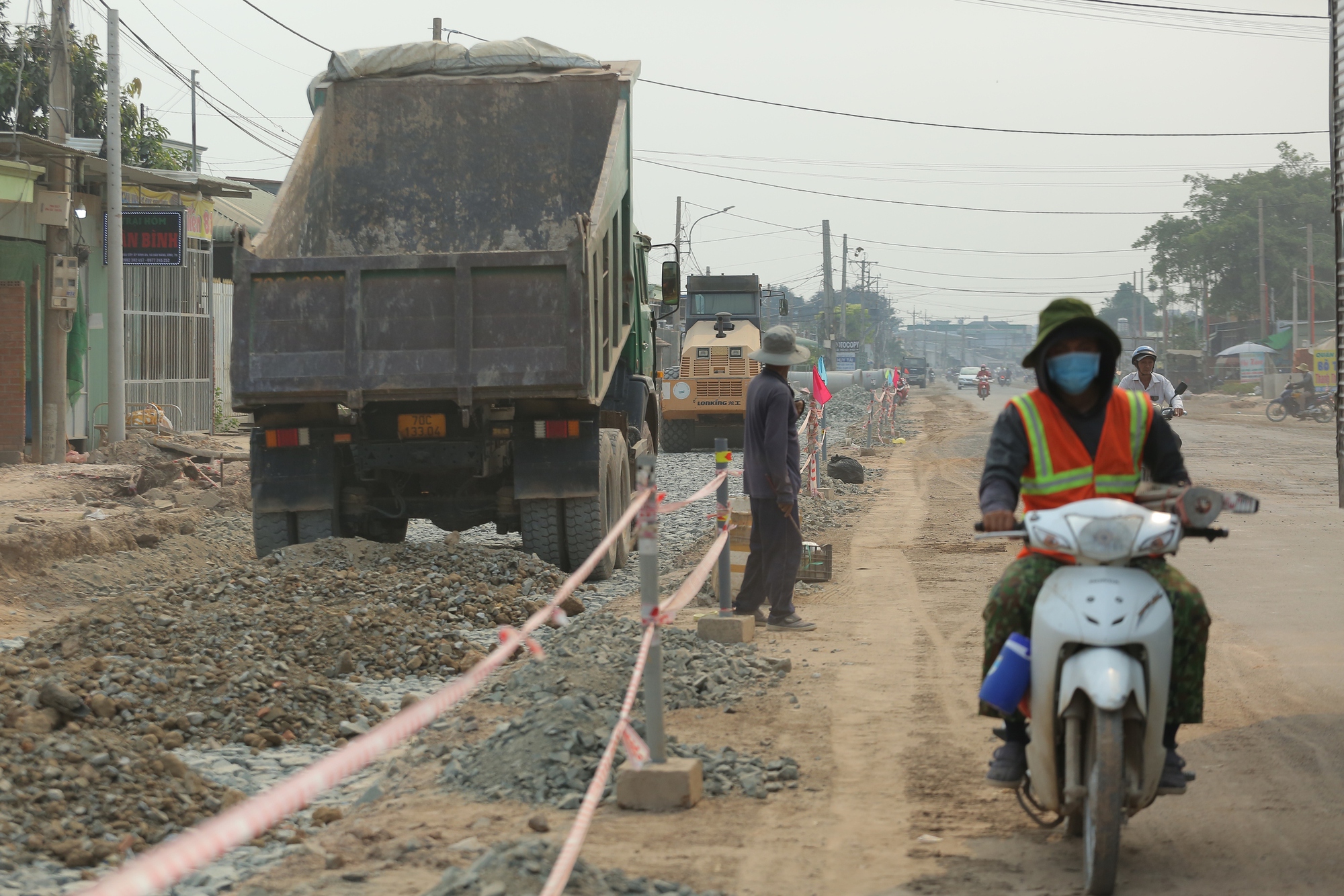 Cận cảnh công trường mở rộng đường ĐT784C ở Tây Ninh - Ảnh 2