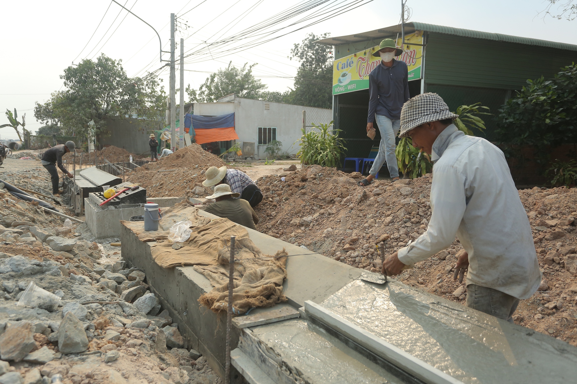 Cận cảnh công trường mở rộng đường ĐT784C ở Tây Ninh - Ảnh 5