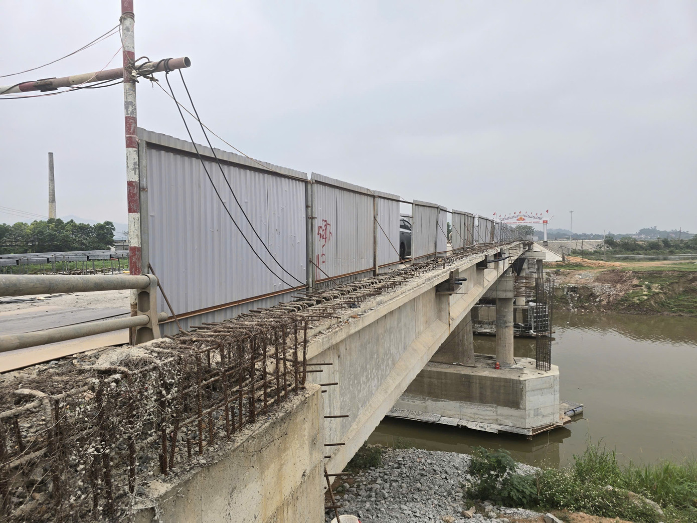 Một cây cầu nối tuyến huyết mạch ở Phú Thọ sửa chữa nhiều năm chưa xong - Ảnh 8